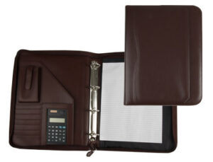 Carpeta portafolios q-connect cremallera 4 anillas 40 mm concalculadora con bolsa para movil color marron 260×355 mm